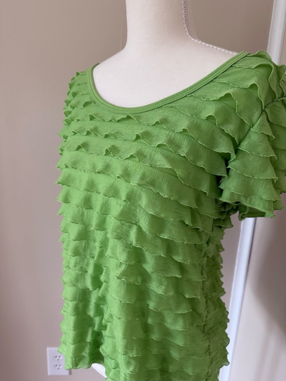 Vintage Y2K Green ruffle top short sleeves scoop neckline slinky brand M - Picture 2 of 10